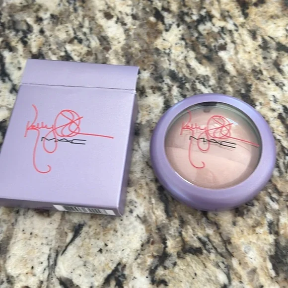 💕⚡️Mac x Kelly Osborne Jolly Good Mineralized Skinfinish - Picture 8 of 10